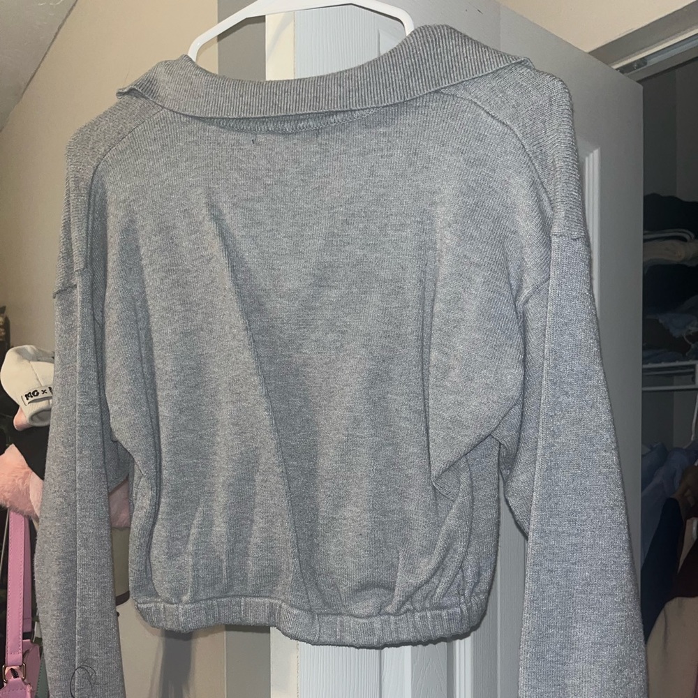 cropped grey sweater from forever 21 worn 3 times. in good condition.